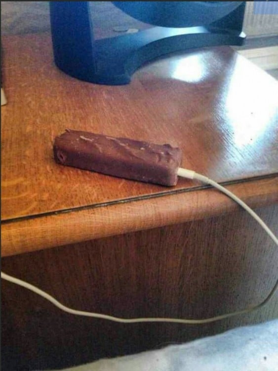 cargador de celular conectado a una barra de chocolate 