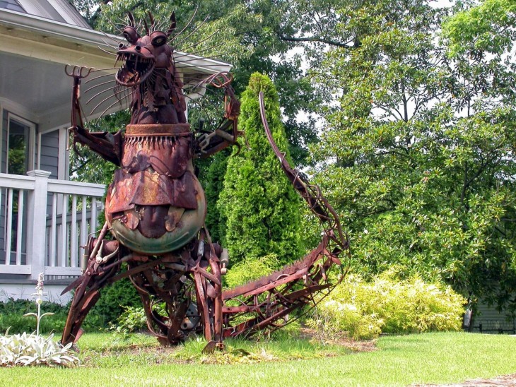 dragón gigante de metal en un jardín 