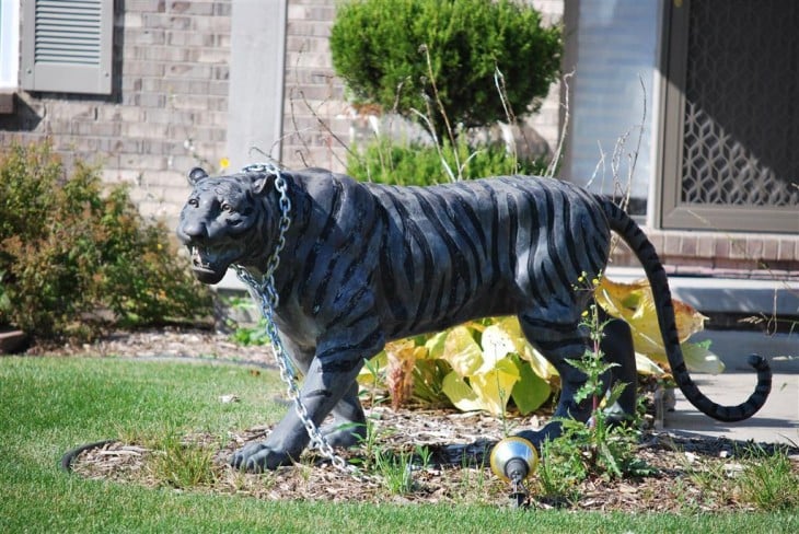 estatua de un tigre como adorno en un jardín 
