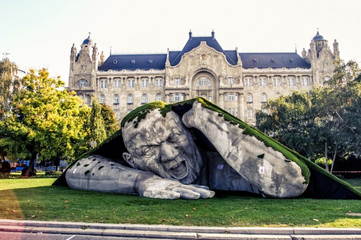 una estatua gigante adornando un jardín 