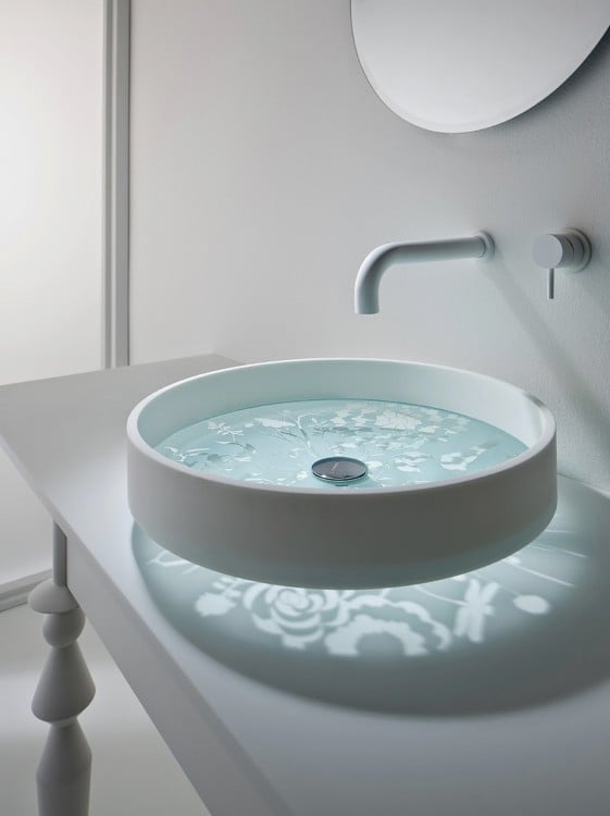 lavabo de baño moderno de cristal con un diseño floral 