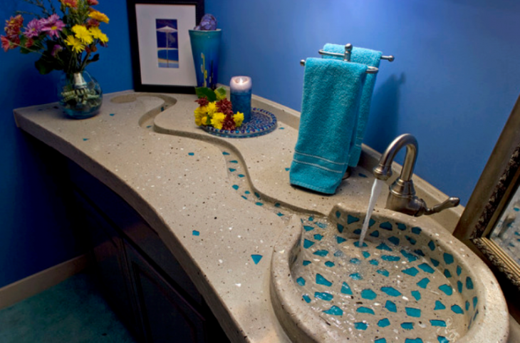 lavabo de baño de mármol con pequeñas piedras en color azul 