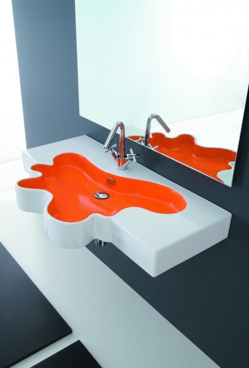 lavabo de baño en su base una mancha de color anaranjado 