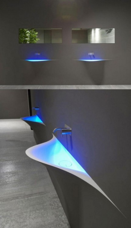 lavabo elegante moderno con iluminación en color azul 