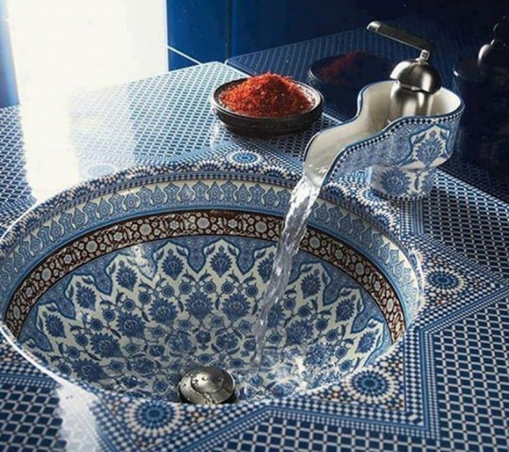 lavabo en color azul con un diseño oriental 