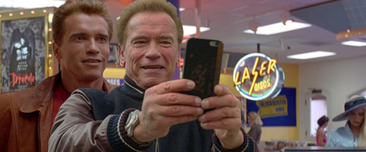 Photoshop de la selfie de Arnold Schwazenegger en una escena de sus películas 