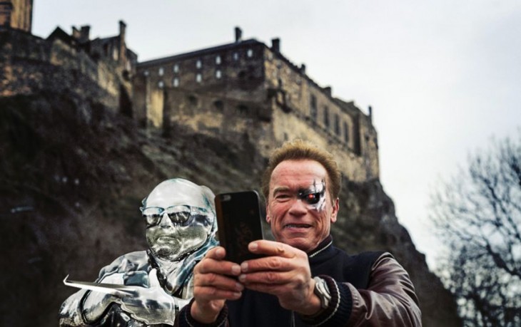 Selfie de Arnold Schwazenegger con un robot a un costado 