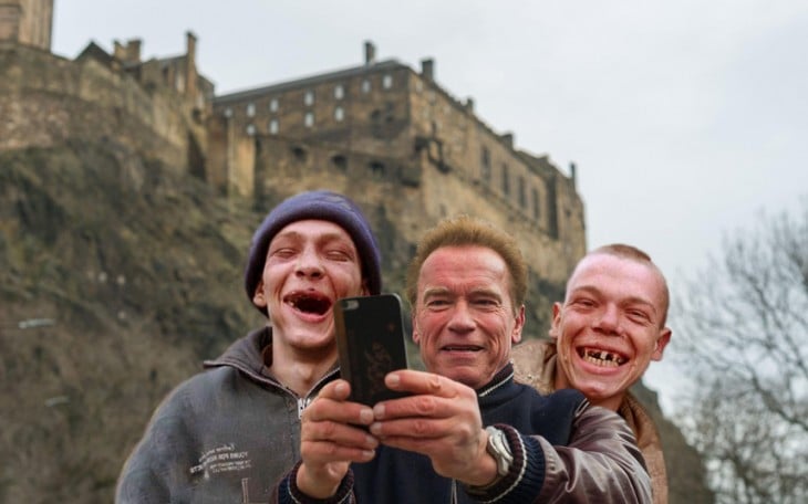 photoshop con la selfie de Arnold y dos chicos riéndose a un lado 