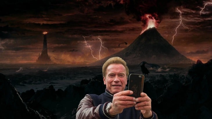 selfie de Arnold Schwazenegger con un fondo de volcanes detrás de él 