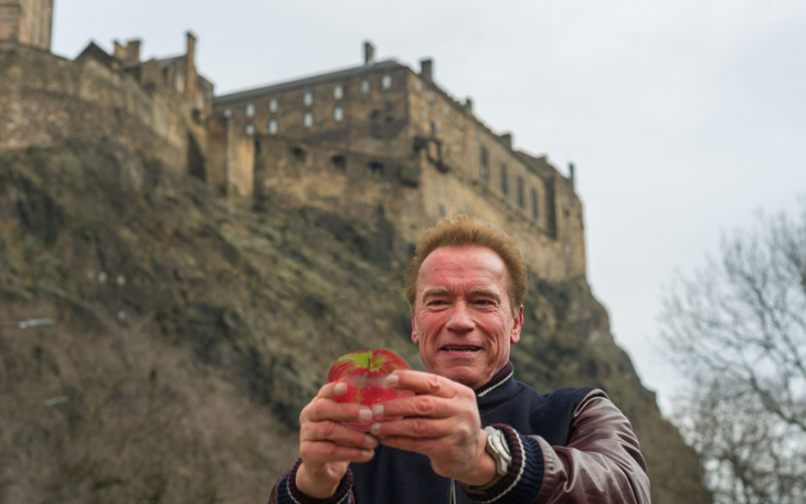 Selfie de Arnold Schwazenegger con una manzana en el Reino Unido 