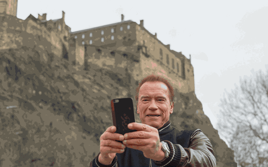 gif de la selfie de Arnold con una explosión detrás de él 