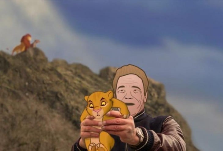 Photoshop de Arnold con simba en sus manos y de fondo la escena del rey león 