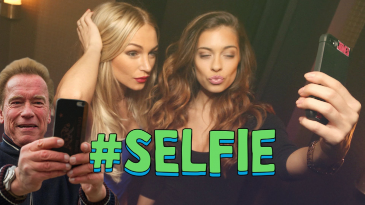 photoshop de una selfie de Arnold con dos chicas 