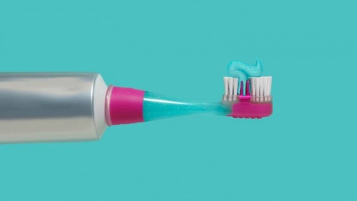 cepillo de dientes con pasta dental incluida 