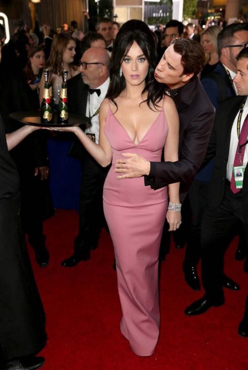 john travolta besando a katy