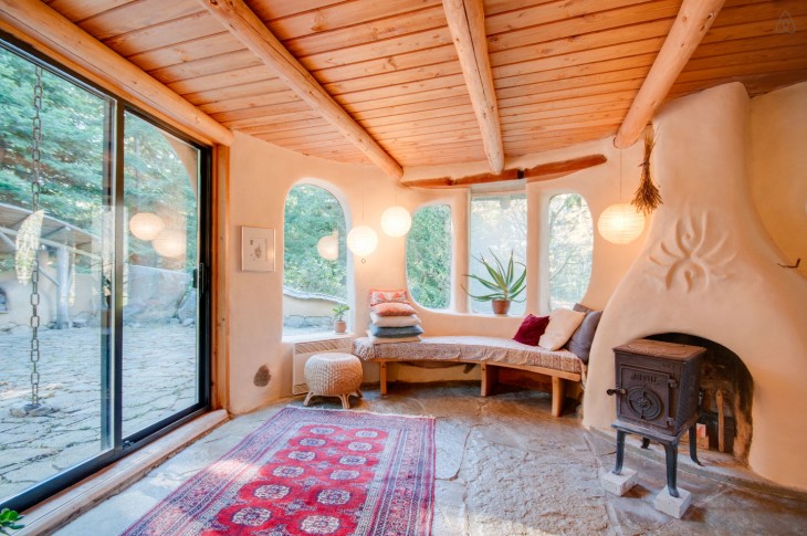 interior de una habitación de la Casa única en Mayne Island, Canadá