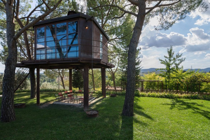 Casa en el árbol en el bosque Toscana, Italia