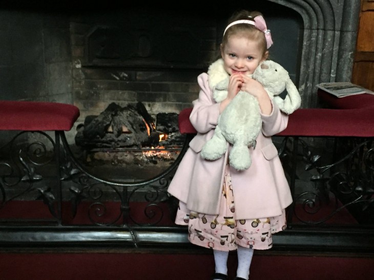 niña abrazando su conejo de felpa en el hotel Adare Manor en Irlanda 