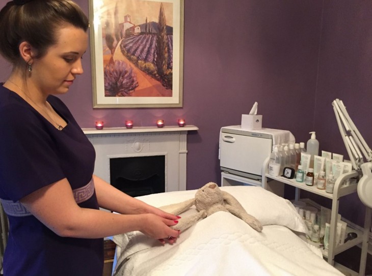 Conejo de felpa recibiendo un masaje en un hotel en Irlanda 