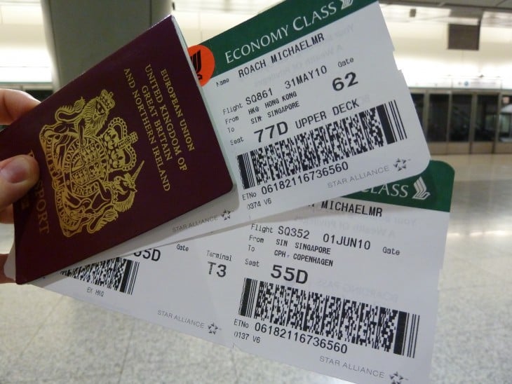 Boletos de avión en medio de un pasaporte 