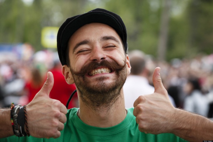 HOMBRE CON GRANDES BIGOTES ES MUY OPTIMISTA