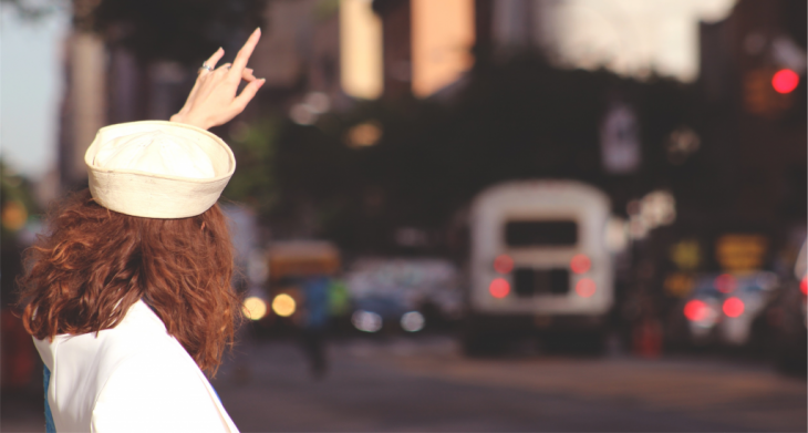 MUJER ESPERANDO TOMAR UN TAXI EN LA GRAN CIUDAD