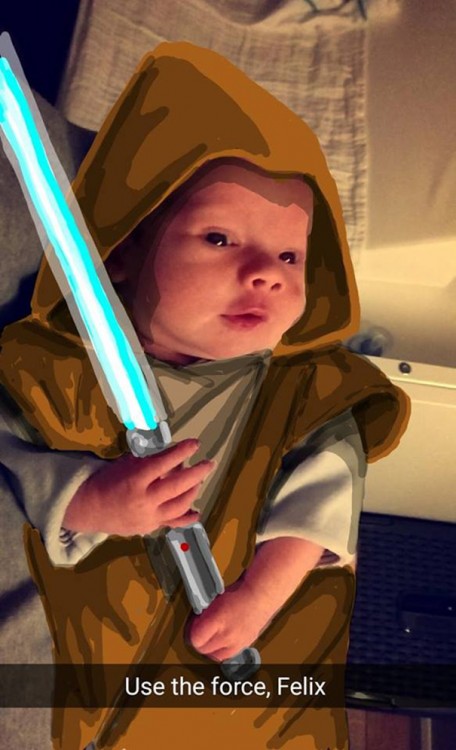 bebe vestido de jedi con una snapicture