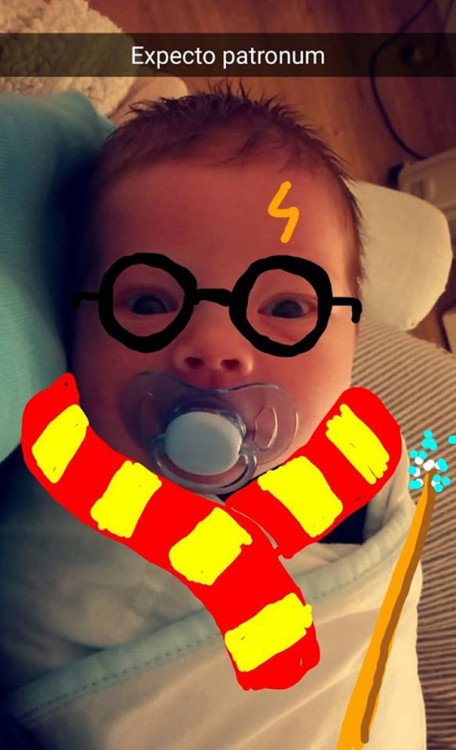 papa snapchea a su hijo con un dibujo de harry potter