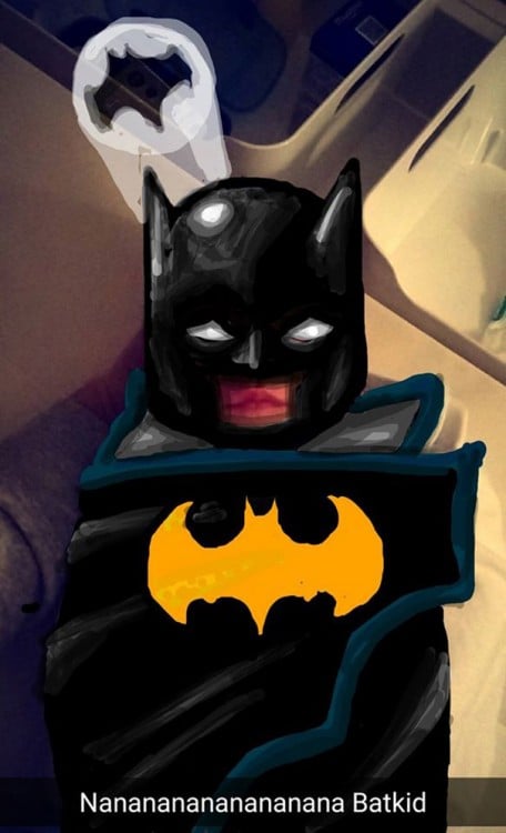 bebe difrazado de batman en snap chat