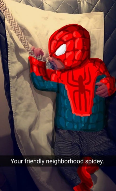 bebé con snap de spiderman