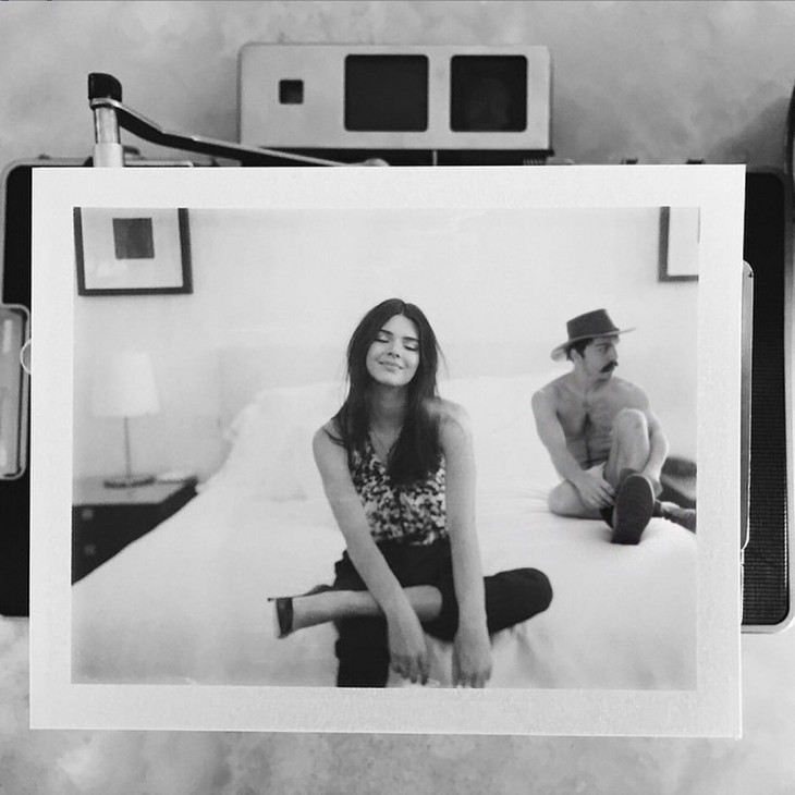 KENDALL JENNER Y KIRBY EN LA CAMA EN UNA FOTOGRAFÍA RETRO