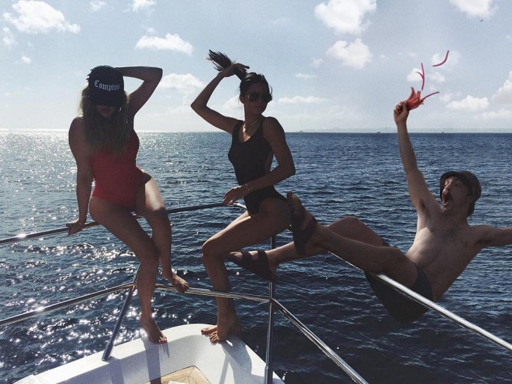 KENDALL Y KIRBY JUNTO A OTRA AMIGA POSANDO EN EL YATE