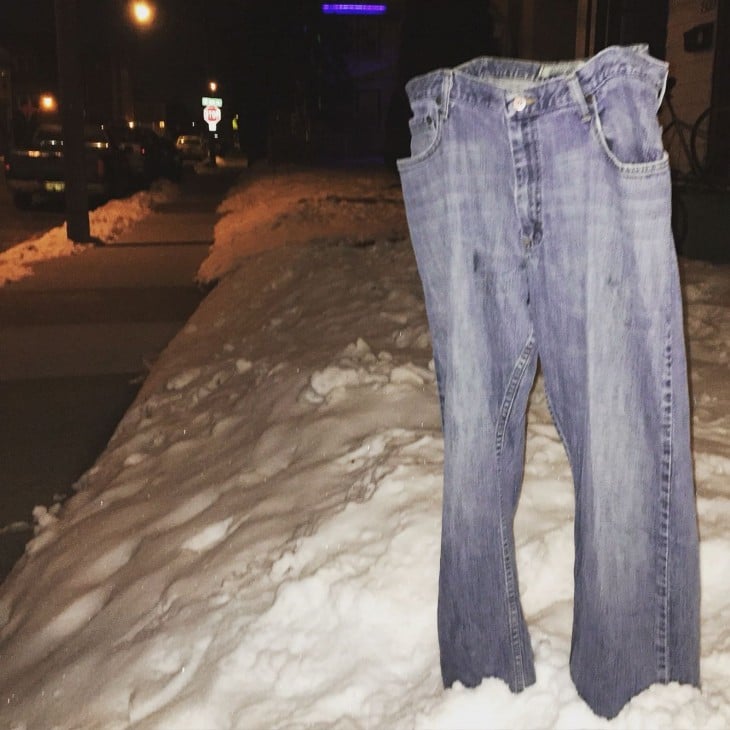 Pantalón congelado afuera de una casa en Minneapolis, Minnesota