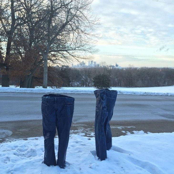 Pantalones congelados a la orilla de una carretera en Minnesota 