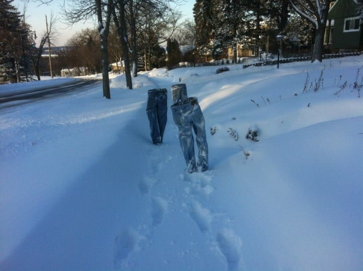 tres pantalones que simulan ir caminando en la nieve de Minnesota