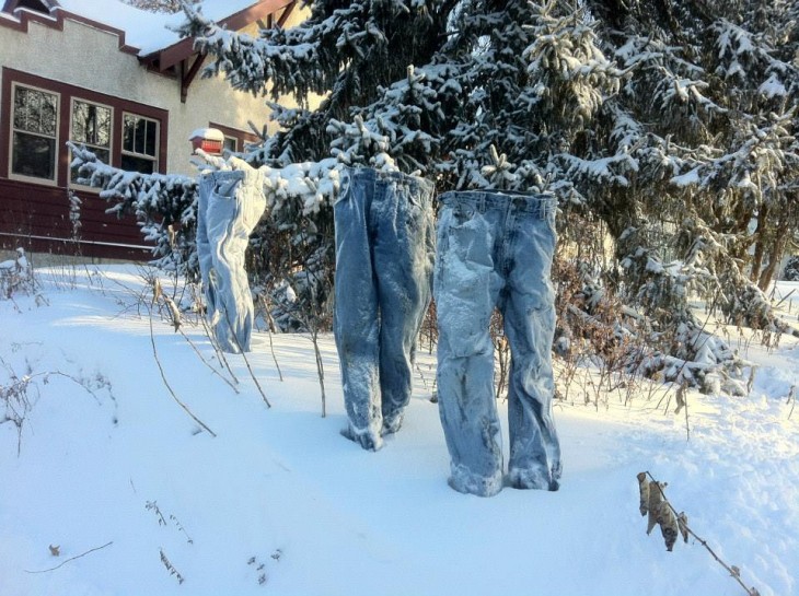 tres pantalones congelados en la vía pública de Minnesota 