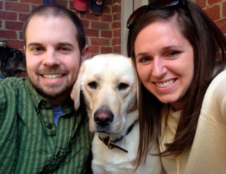 Fotografía de Kelly y Zach Furr con un perro labrador 