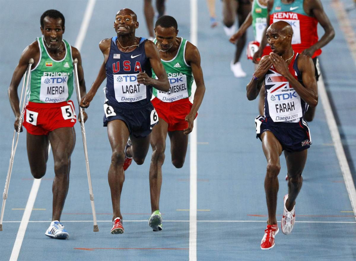 ellos corriendo pero el de la derecha trae muletas