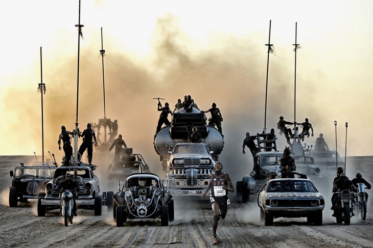 corriendo porque los vienen persiguiendo los de madmax