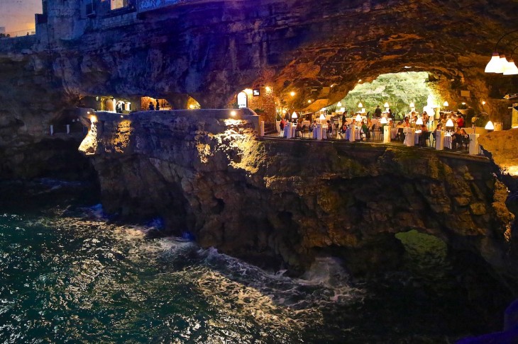 restaurante desde una vista nocturna