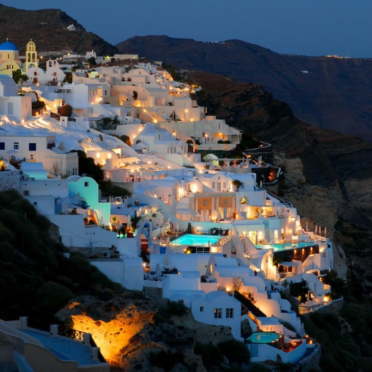 SANTORINI VISTO DE NOCHE E ILUMINADO