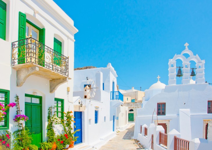 CALLES BLANCAS Y VERDES EN SANTORINI MARCAN LOS CONTRASTES DE CADA SITIIO