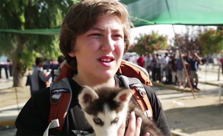 Aslan chico sirio con su perrita Rose en brazos 