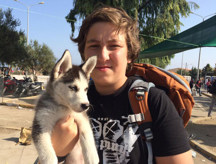 Aslan chico sirio de 17 años con su perrita husky en los brazos 