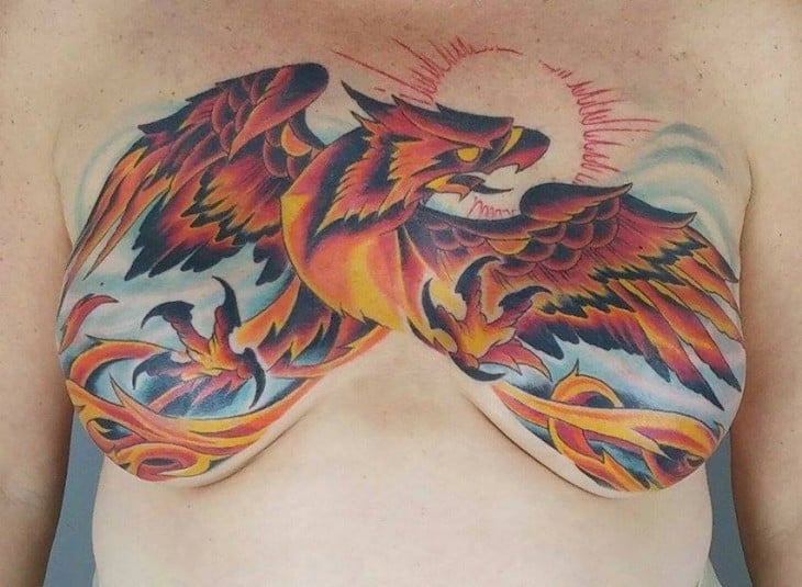 Tatuaje del ave Fénix sobre el pecho de una mujer que sobrevivió al cáncer de mama 