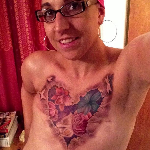 Fotografía de Barbara Ritzco mostrando su tatuaje 