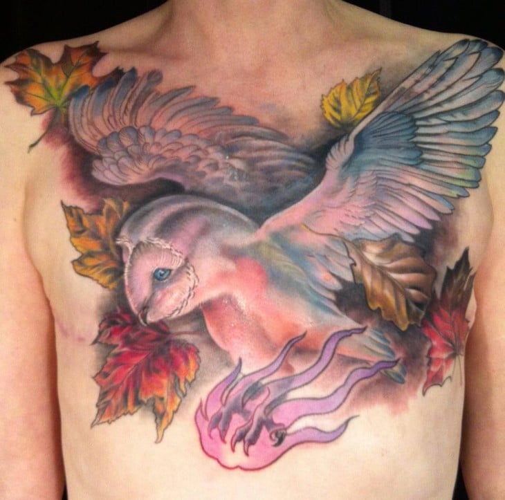 Tatuaje sobre las cicatrices del pecho de una sobreviviente de cáncer de mama 