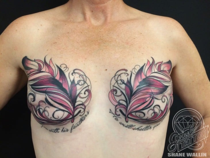 Cicatrices de una mujer tapadas con tatuajes de flores