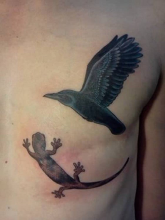 Tatuaje de un colibrí y una lagartija sobre las cicatrices de una mujer que venció el cáncer de mama 