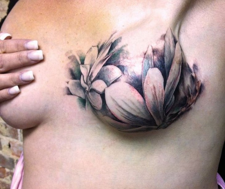 tatuaje a blanco y negro sobre una mujer que padeció cáncer de mama 